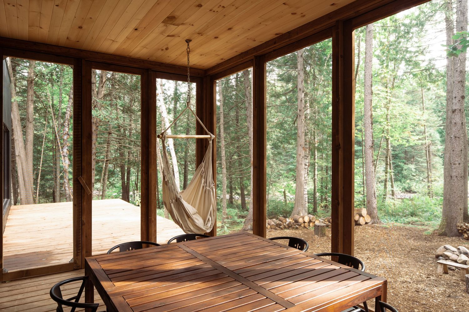 Véranda et solarium d'un projet de Maisons unifamiliales près de Joliette (Lanaudière) de Atelier L'Abri