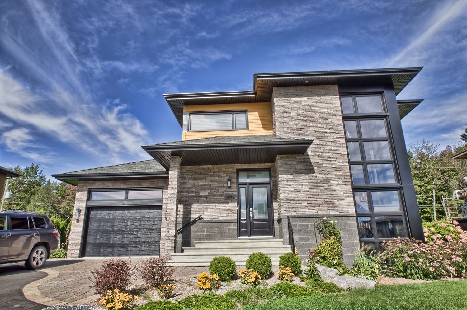 Façade avant d'un projet de Maisons unifamiliales près de Québec/Lévis (Ville de Québec) de TEKpur Architecture