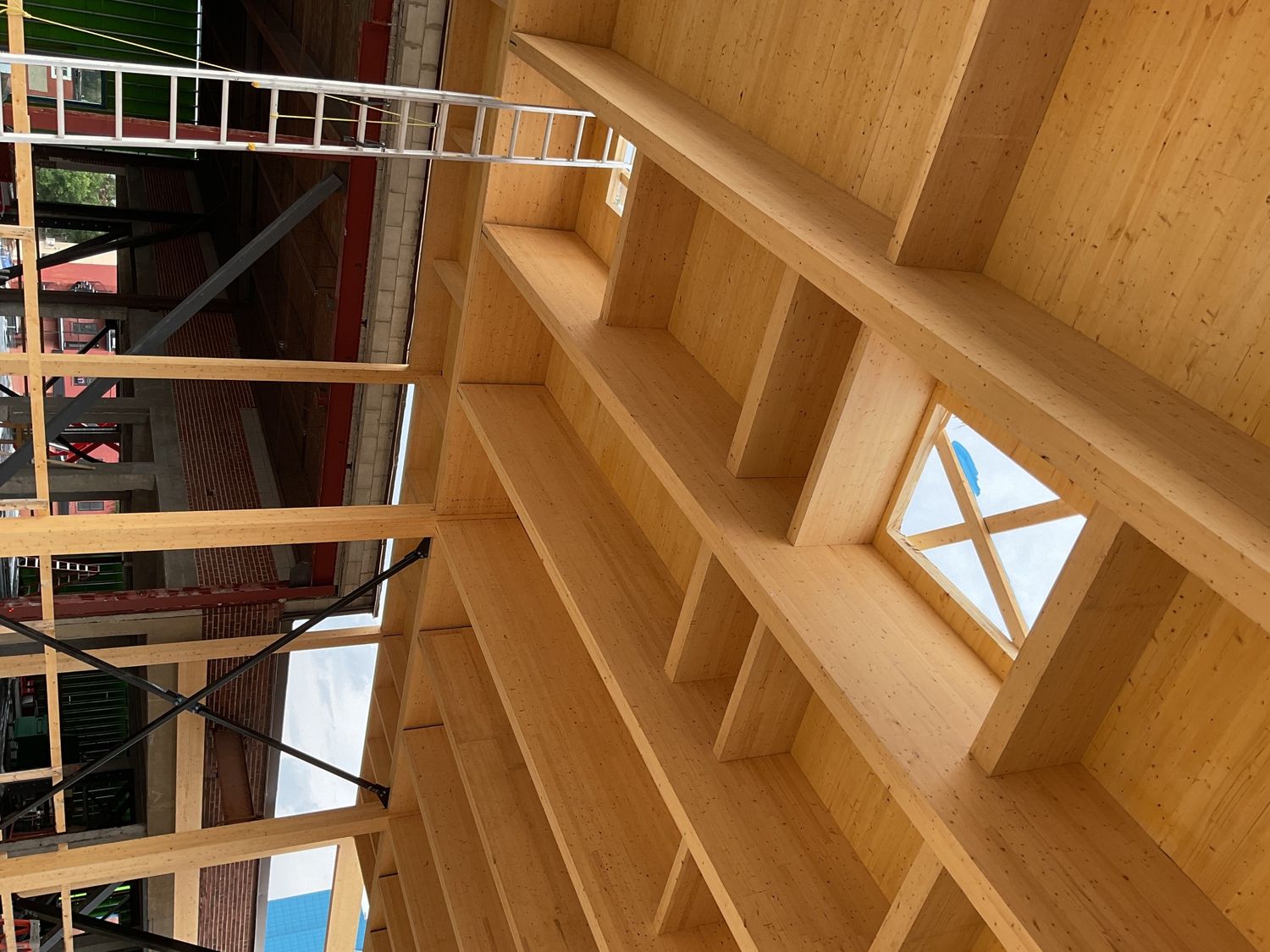 Travaux - Intérieur d'un projet de Structures Lamellé-collé près de Trois-Rivières/Shawinigan (Mauricie) de Ambiance Bois Structure