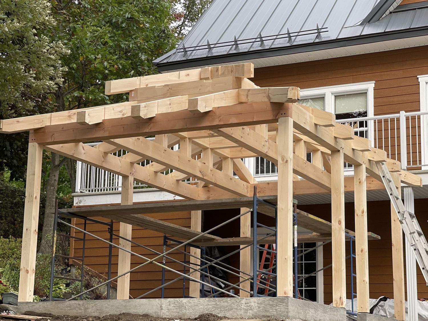 Structures et ossatures d'un projet de Patios, Pergolas et Gazebos près de Sherbrooke (Estrie) de Construction Latulippe