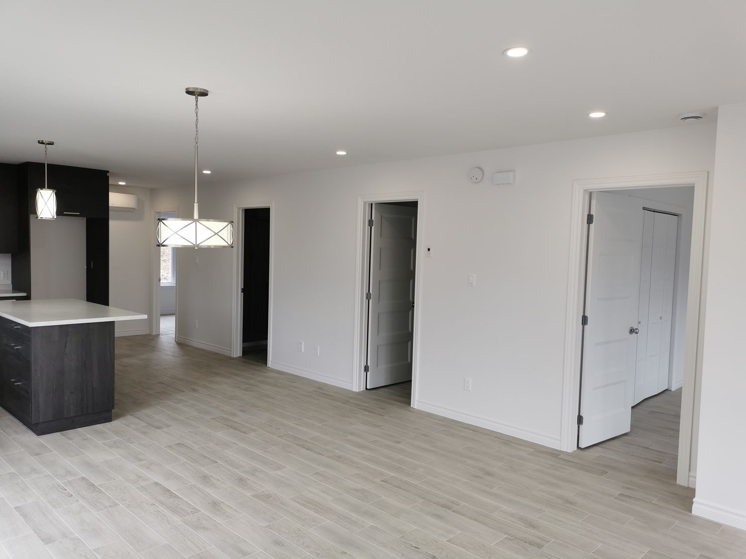 Construcción de interiores de casas de un proyecto de tipo Viviendas unifamiliares cerca de Saguenay - Lac-Saint-Jean por Solutions Expert SSS