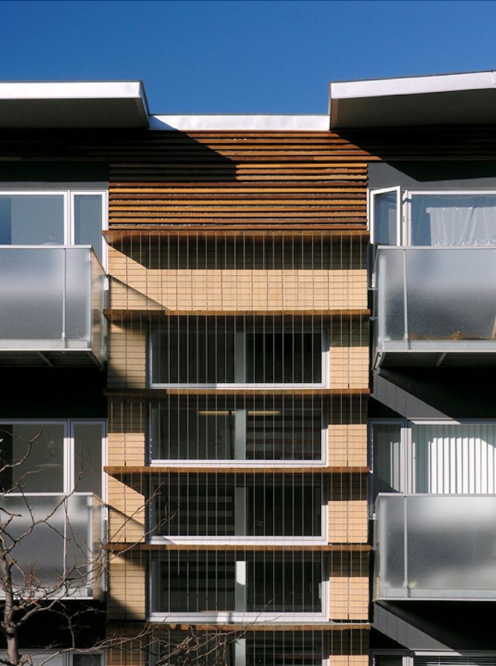 Terraza y balcón de un proyecto de tipo Condominios, apartamentos cerca de Montreal (Gran Montreal) por Le Workshop | architecture + NATURE Inc.
