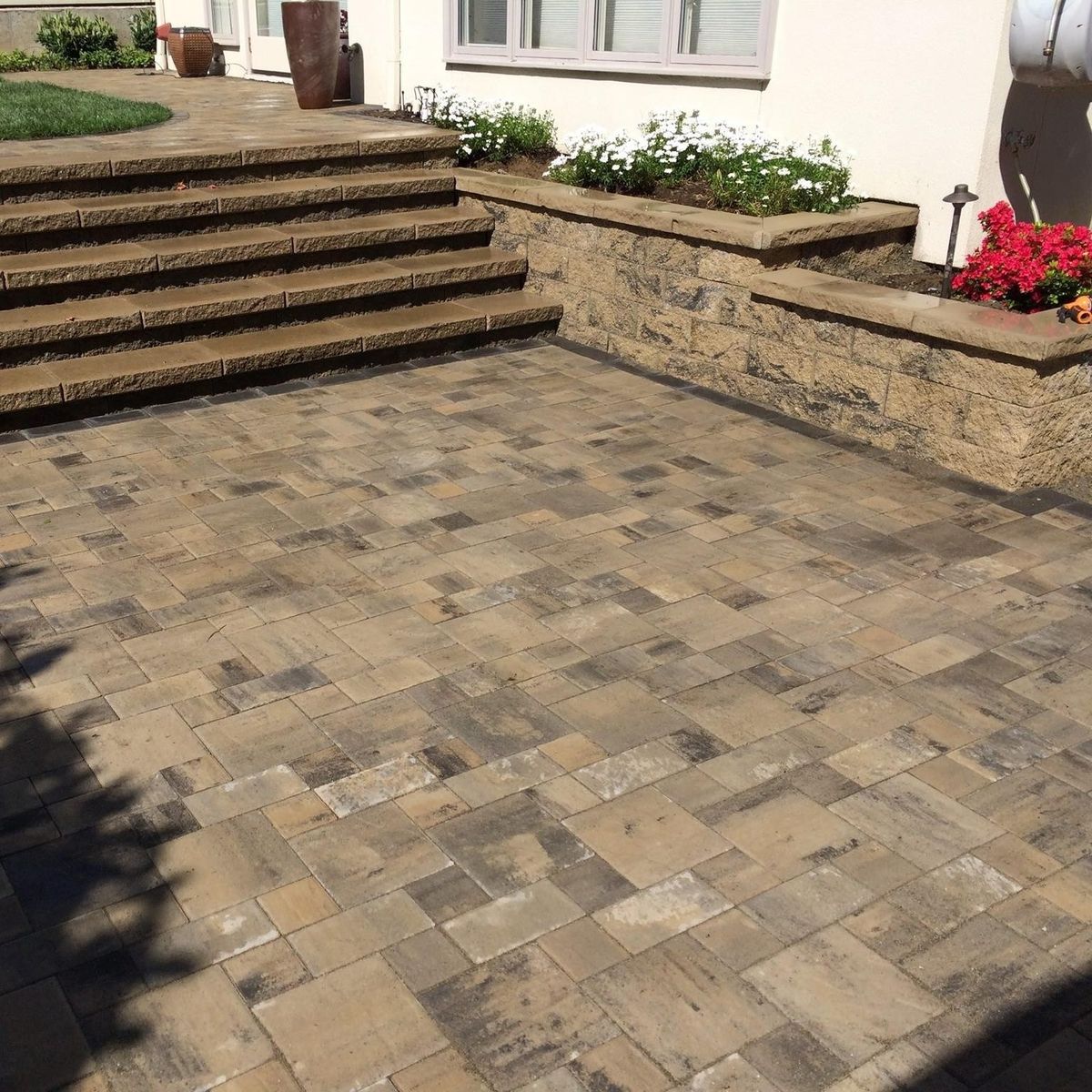 Patio et pergola d'un projet de Murs de soutènement près de Seattle - Tacoma - Olympia de Aden Landscaping