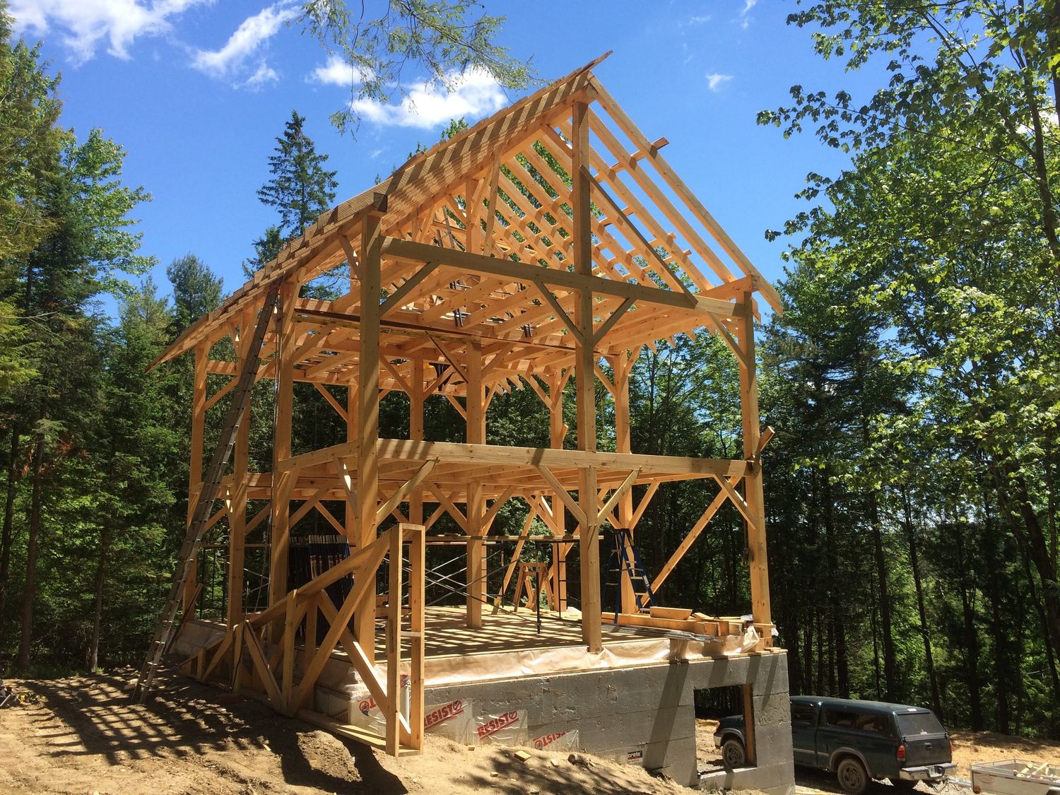 Wall Construction from a Solid wood frames project near Sherbrooke (Estrie) by Atelier Hemlock inc.