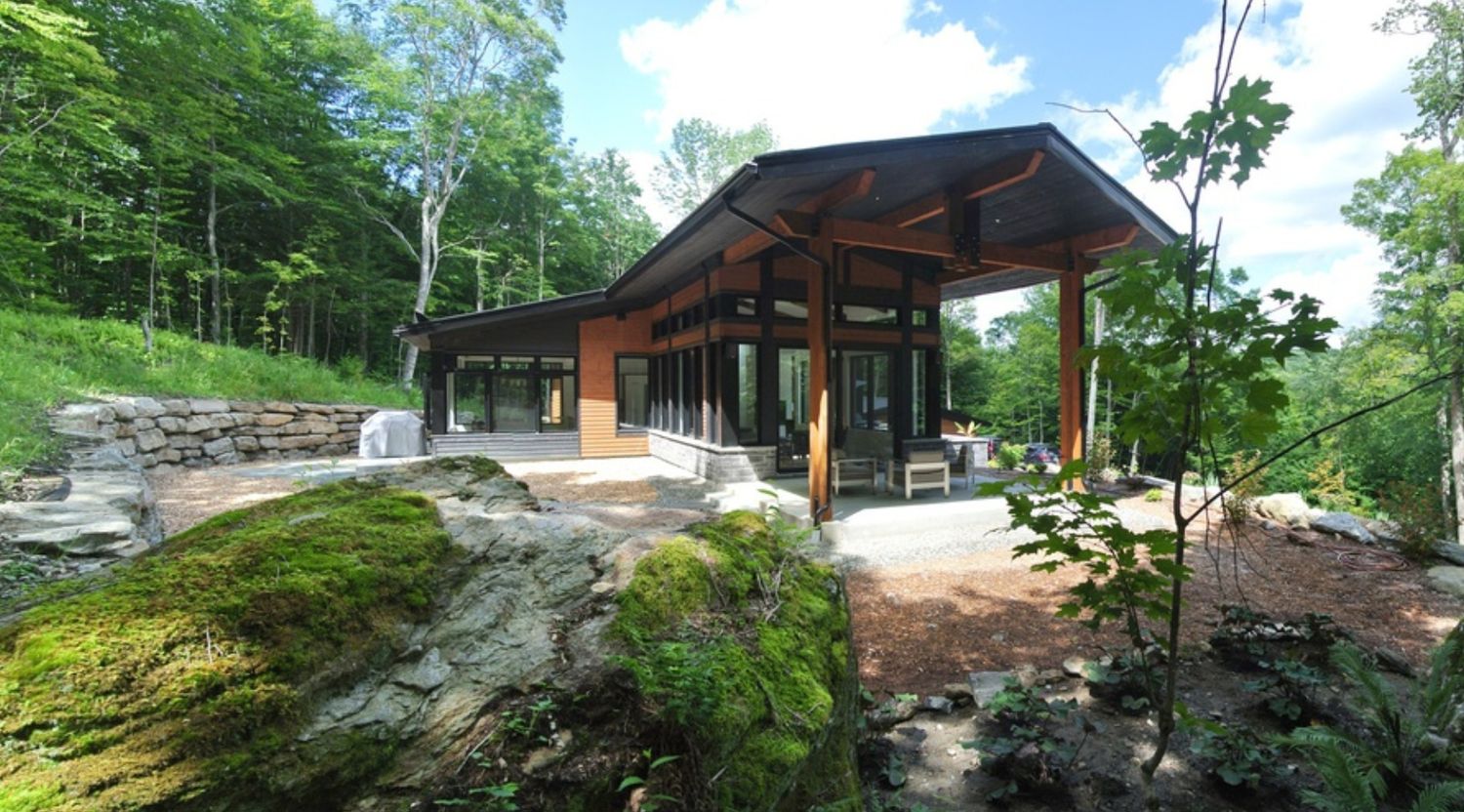 Porche et entrée d'un projet de Maisons unifamiliales près de Sherbrooke (Estrie) de Studio MMA Architecture + Design