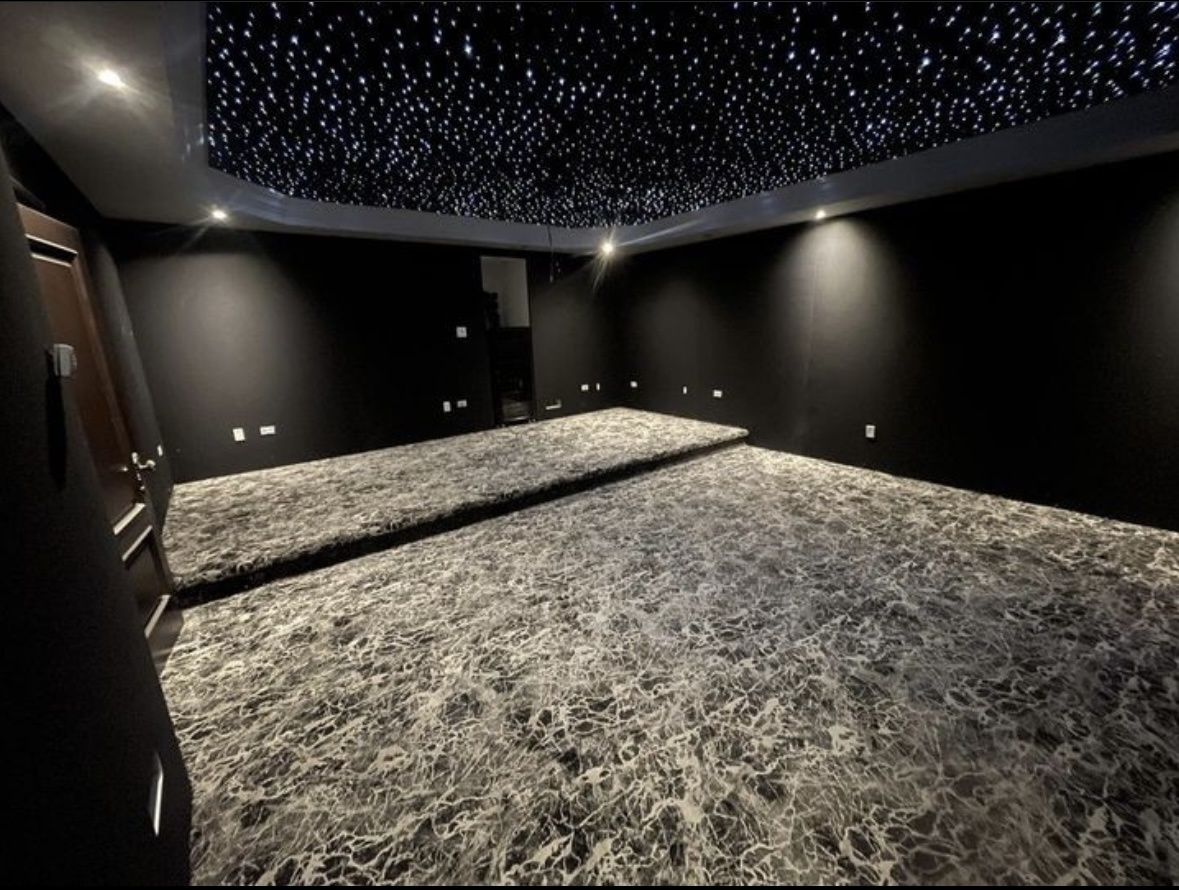 Salle de Cinéma Maison d'un projet de Planchers près de Vancouver (Région du Grand Vancouver) de adanac Floor Covering Inc.