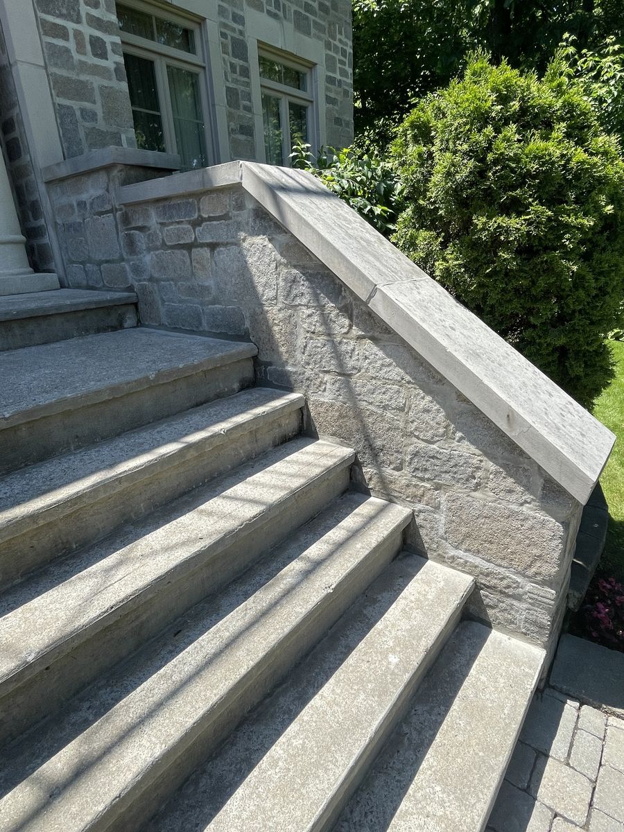 Pórtico y entrada de un proyecto de tipo Viviendas unifamiliares cerca de Montreal (Gran Montreal) por Les Constructions du Patrimoine J.S. INC.