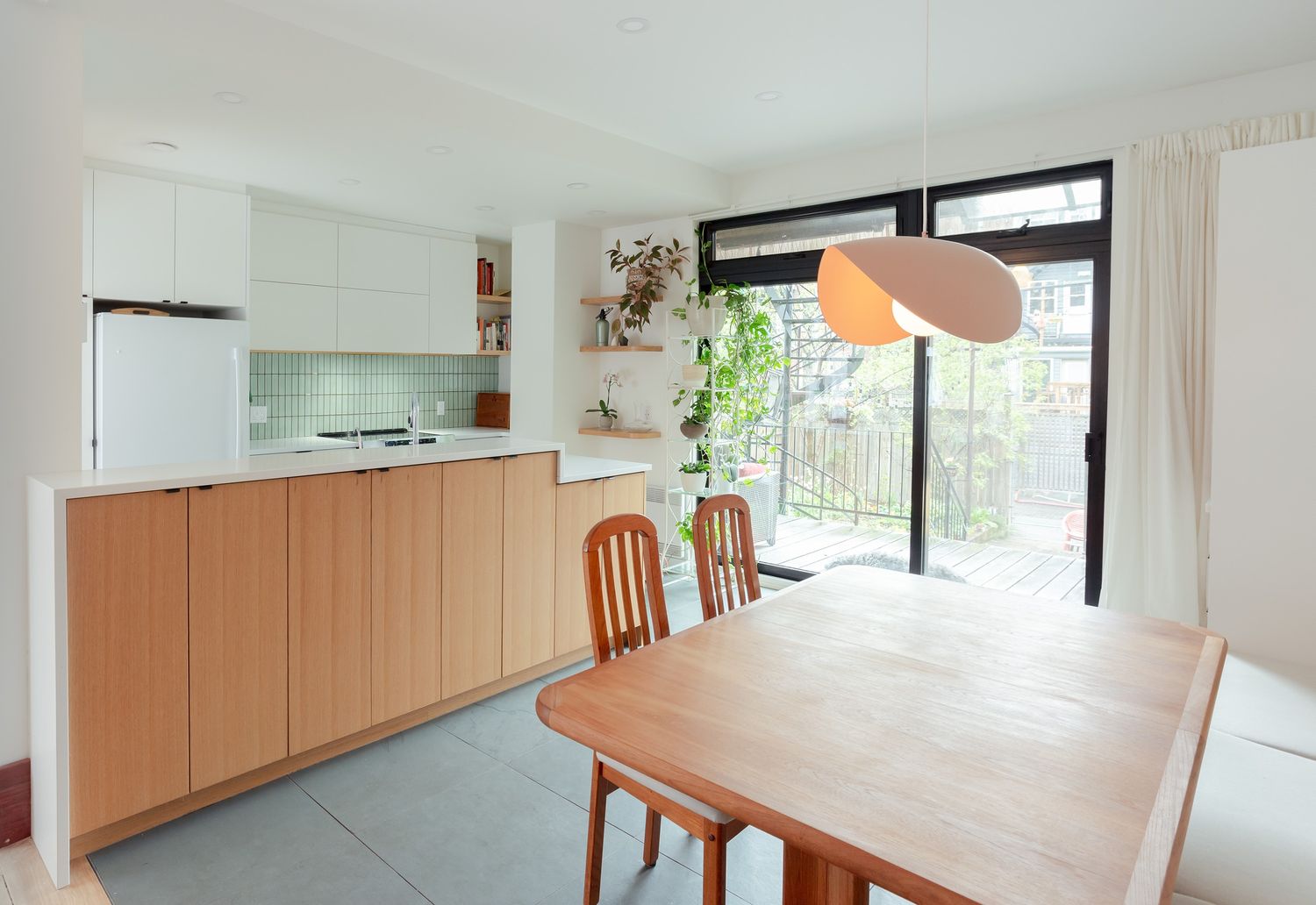 Salle à manger d'un projet de Condos et logements près de Montréal/Laval/Longueuil (Grand Montréal) de À l' Aube - Designer & cuisiniste