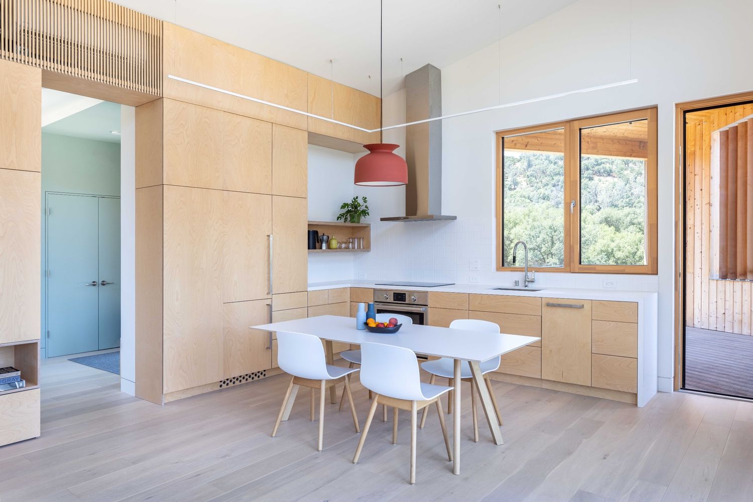 Salle à manger d'un projet de Maisons unifamiliales près de Sacramento de Studio Pear