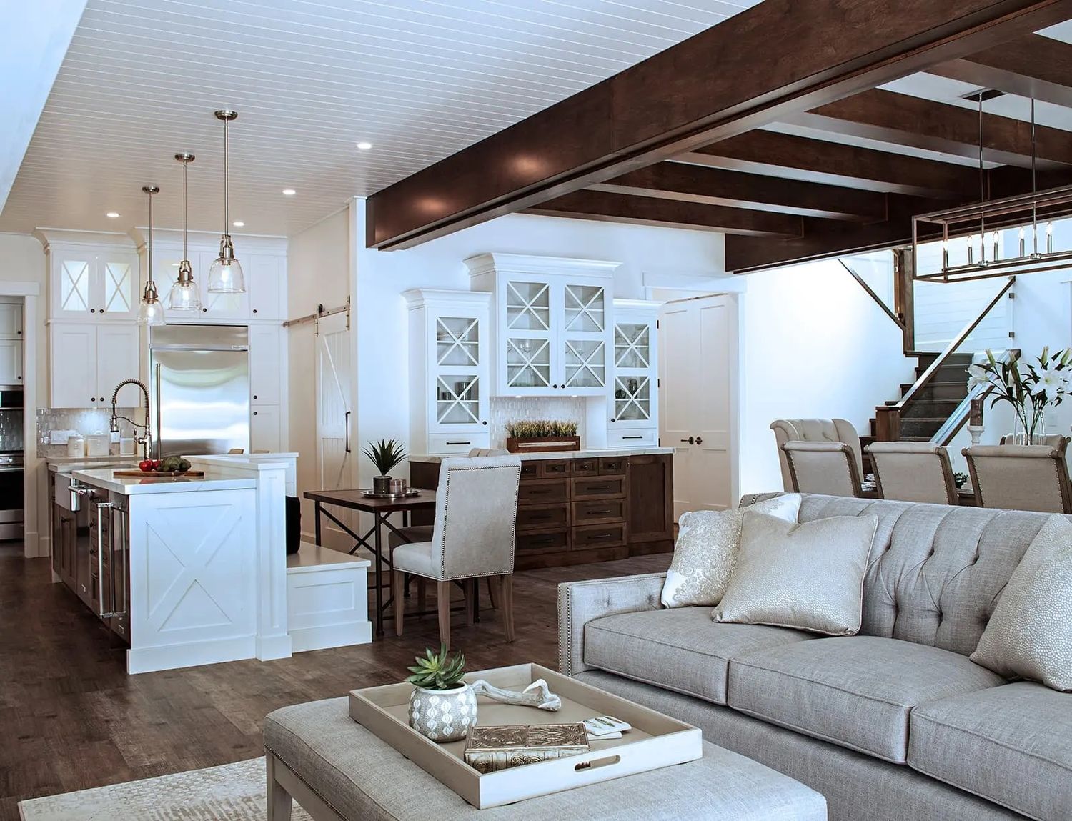 Sala de un proyecto de tipo Casas Prefabricadas y modulares cerca de Kelowna - Okanagan por Freeport