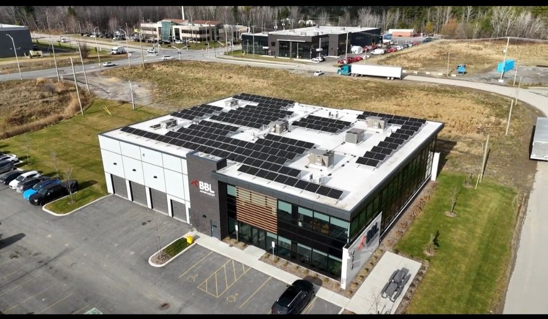 Vista aérea de un proyecto de tipo Paneles solares fotovoltaicos cerca de Gatineau (Outaouais) por Sunbird Énergie