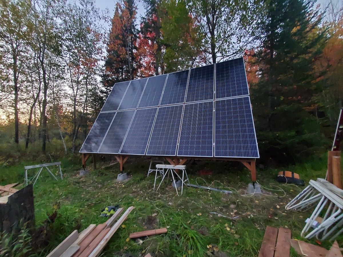 Mécanique du bâtiment d'un projet de Systèmes autonomes photovoltaïques près de Sherbrooke (Estrie) de Alternative Solaire inc.
