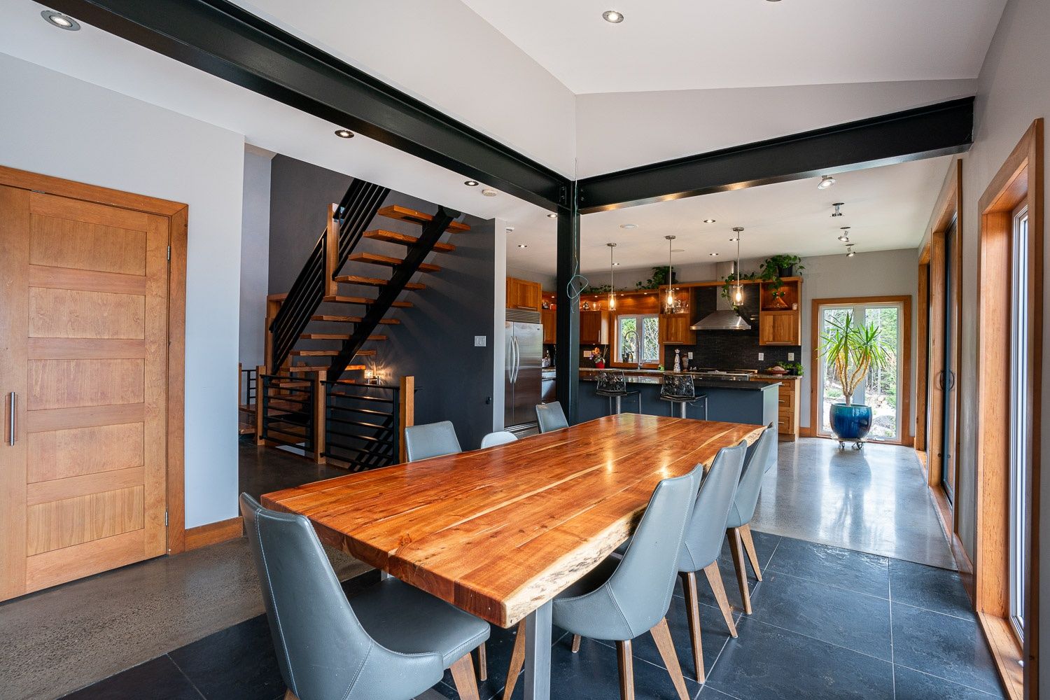 Dining Room from a Single family homes project near Saint-Jerome (Laurentides) by Toundra construction