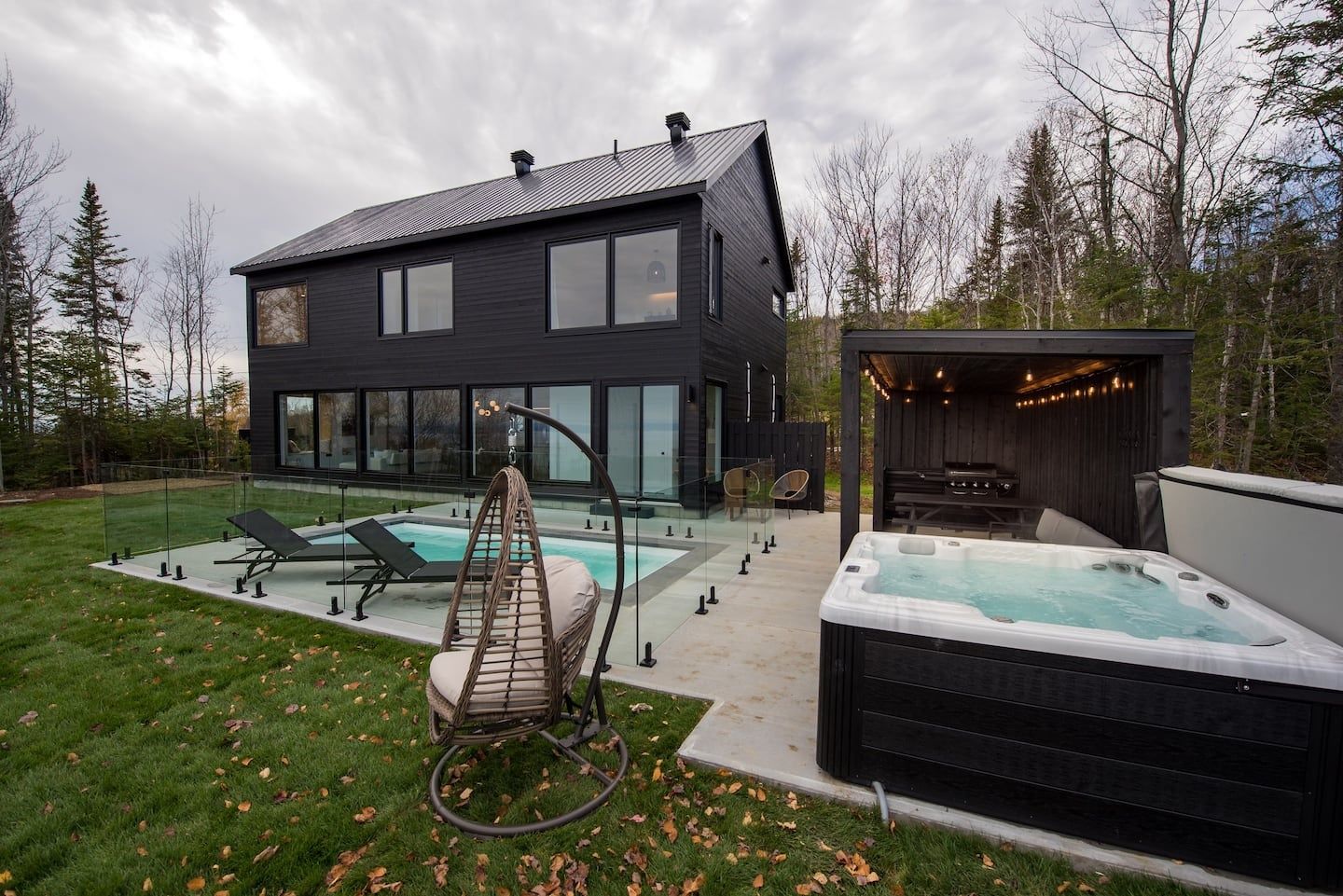 Pool & Natural Pond from a Exterior siding and cladding project near Quebec City - Levis by Groupe SIDEX Inc.