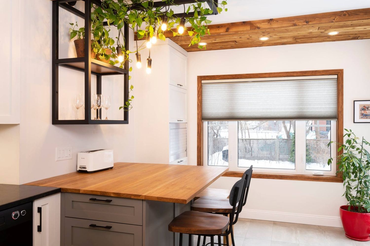 Salle à manger d'un projet de Cuisines près de Québec/Lévis (Ville de Québec) de Claudia Bérubé Designer