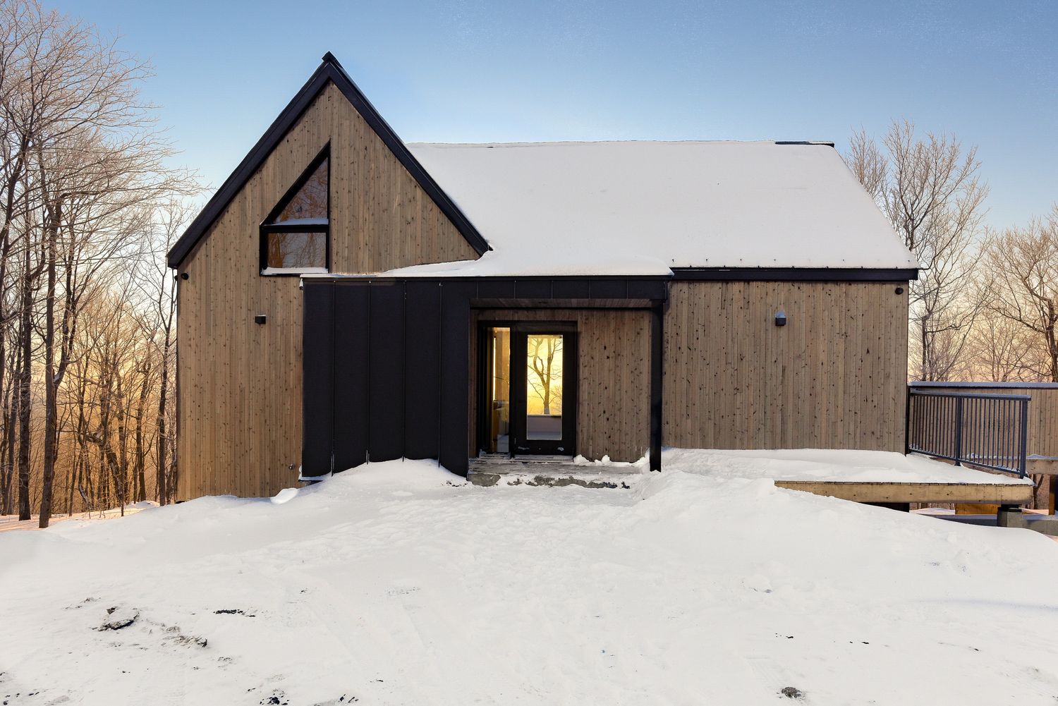Façade avant d'un projet de Maisons unifamiliales près de Granby/Bromont/Cowansville (Estrie) de Écorce architecture écologique