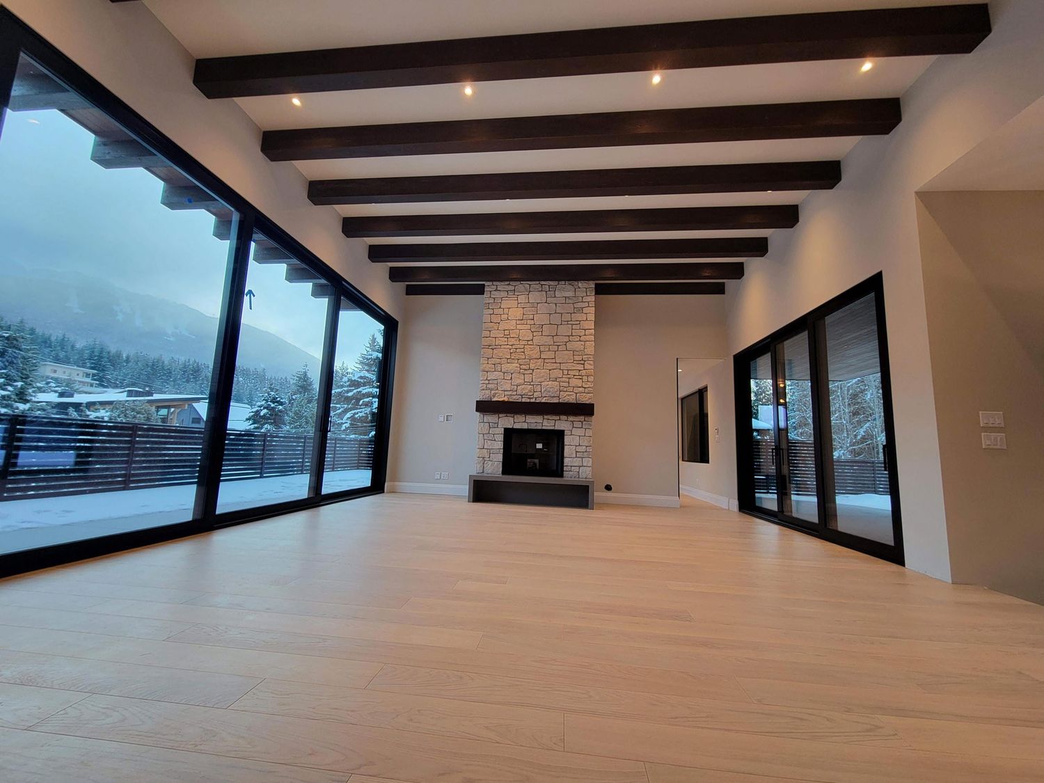 Salon d'un projet de Maisons unifamiliales près de Squamish - Whistler de Golden Spruce General Contractor Corp