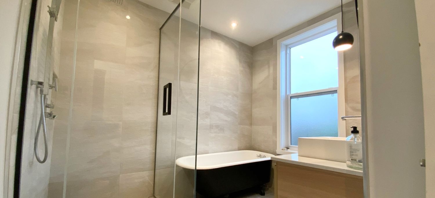 Baño completo de un proyecto de tipo Ampliaciones del hogar cerca de Montreal (Gran Montreal) por psb Inc.