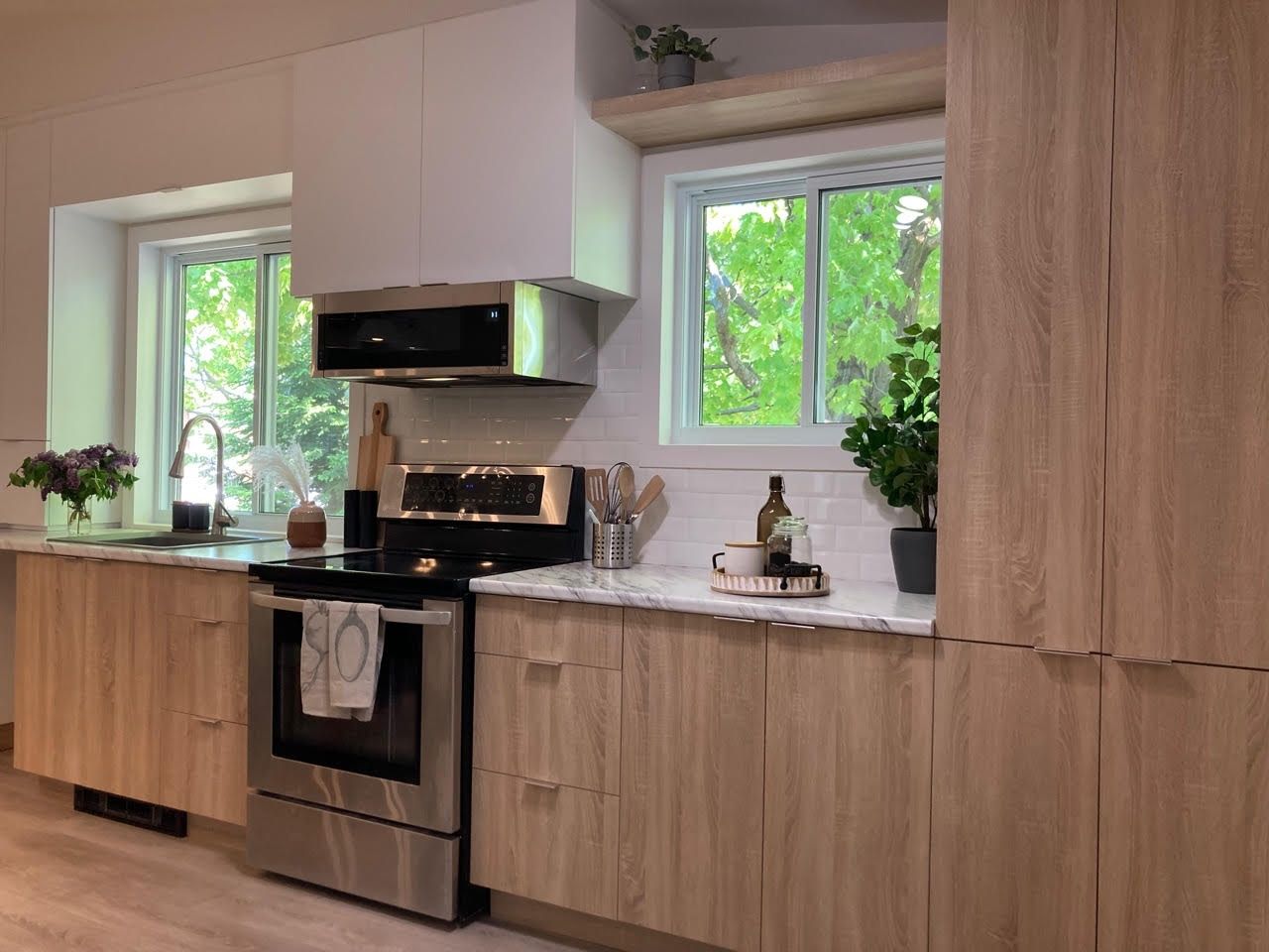 Kitchen from a Recovered materials project near Saint-Jerome (Laurentides) by L.Écono Écolo