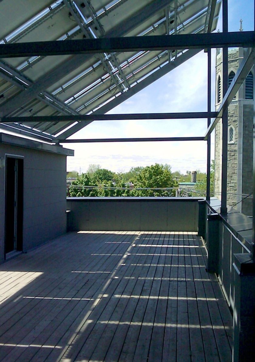 Toit terrasse d'un projet de Bâtiments multi-résidentiels et tours d'habitations près de Montréal/Laval/Longueuil (Grand Montréal) de Studio MMA Architecture + Design