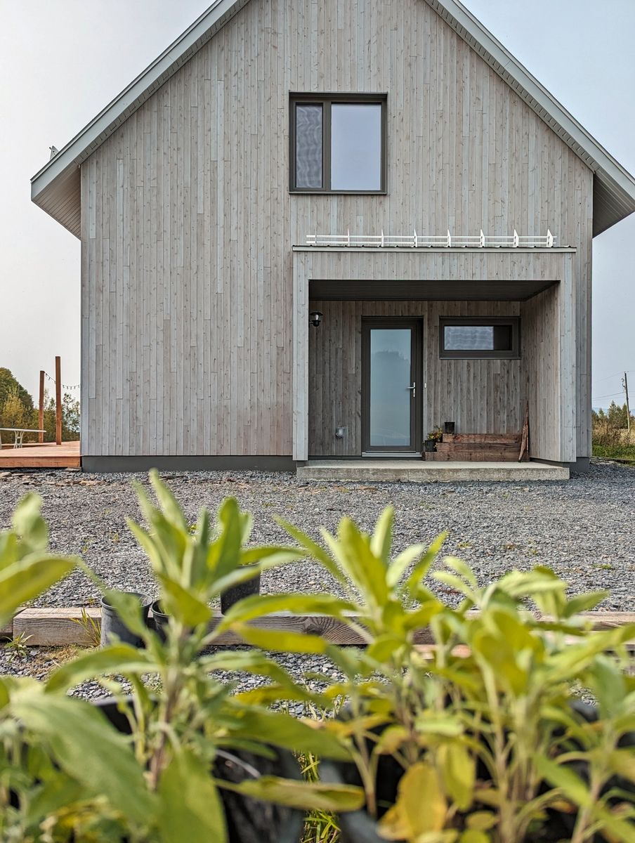 Porche et entrée d'un projet de Maisons unifamiliales près de Granby/Bromont/Cowansville (Estrie) de ÉcoNovation