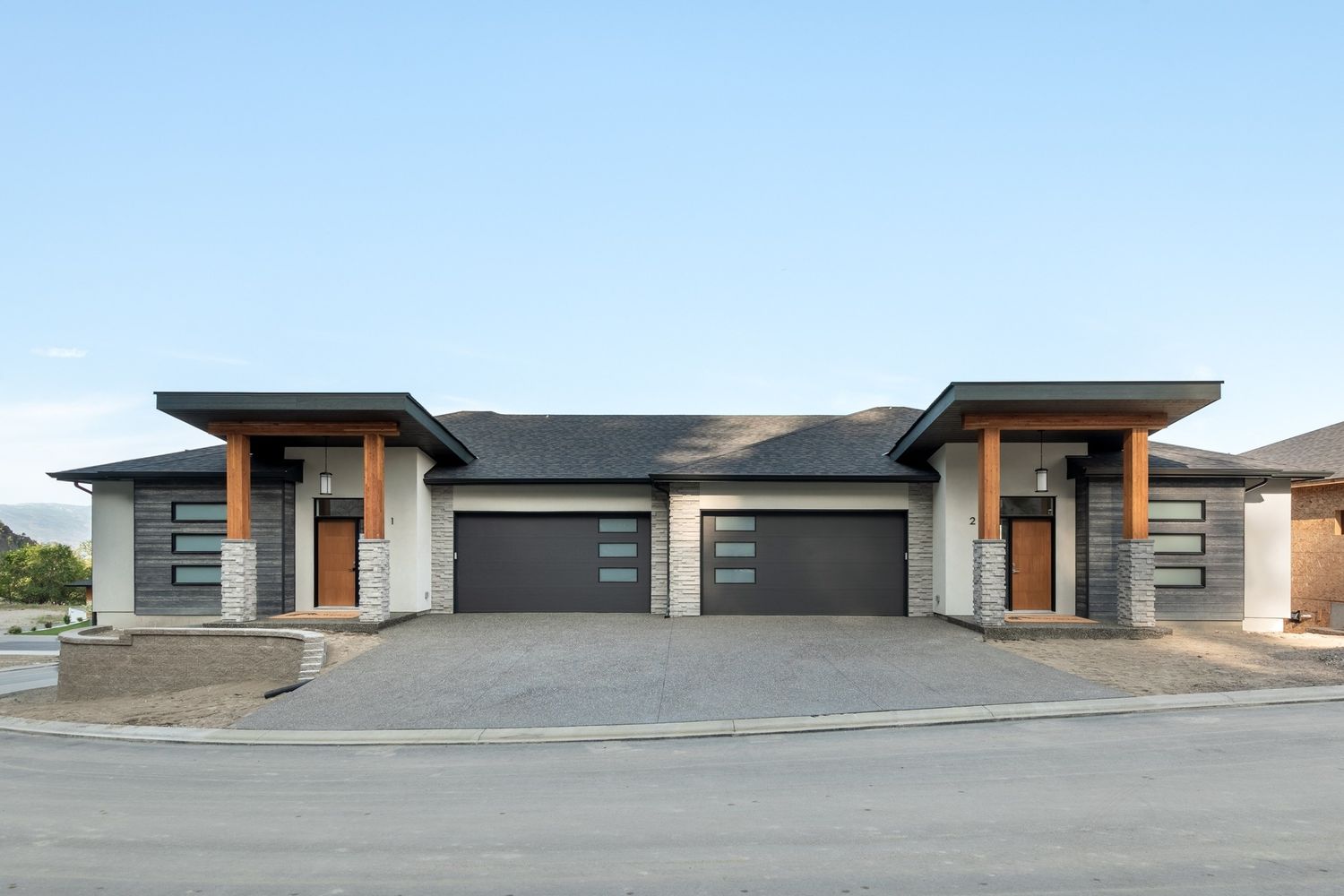 Fachada frontal de un proyecto de tipo Ampliaciones del hogar cerca de Kelowna - Okanagan por Dilworth Homes