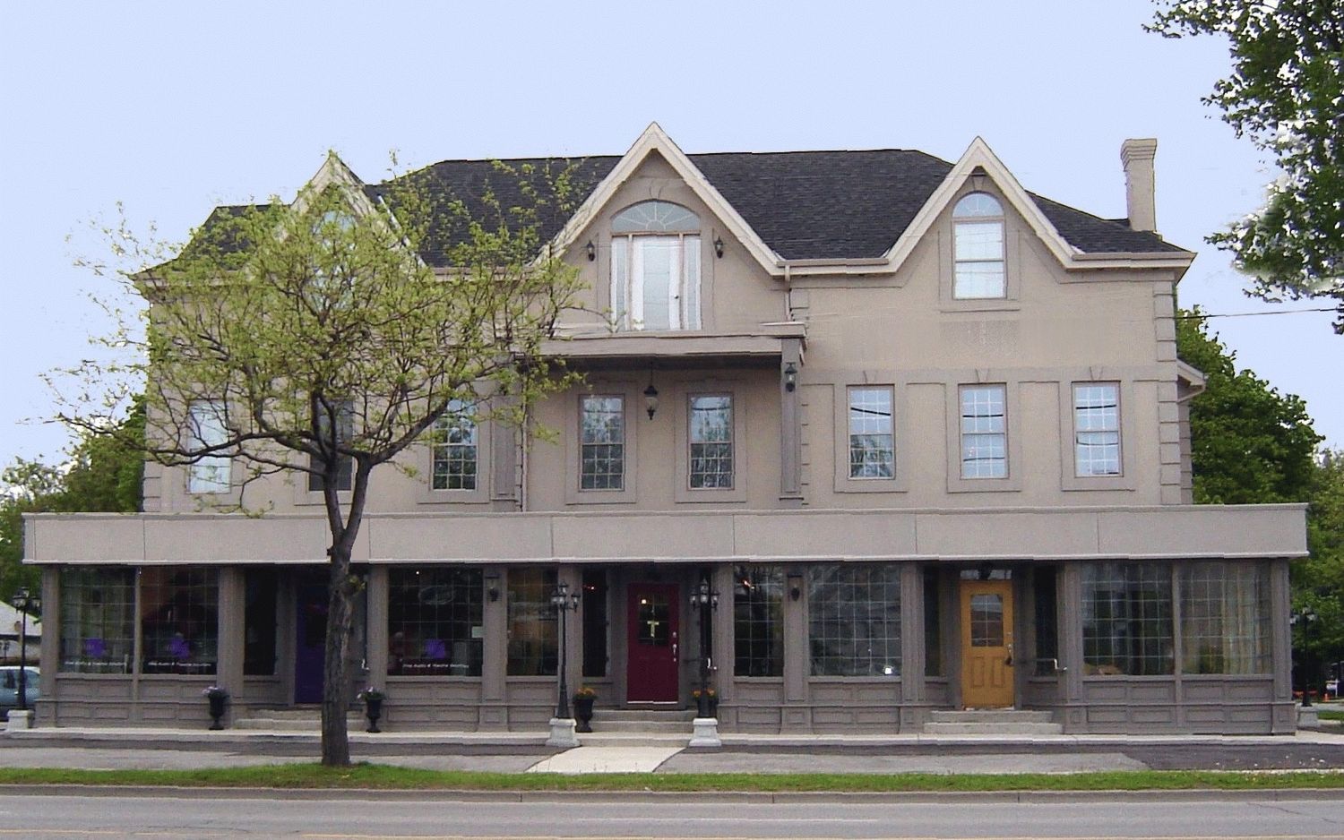 Fachada frontal de un proyecto de tipo Desarrollos inmobiliarios cerca de London por Creative Property Developments Inc.