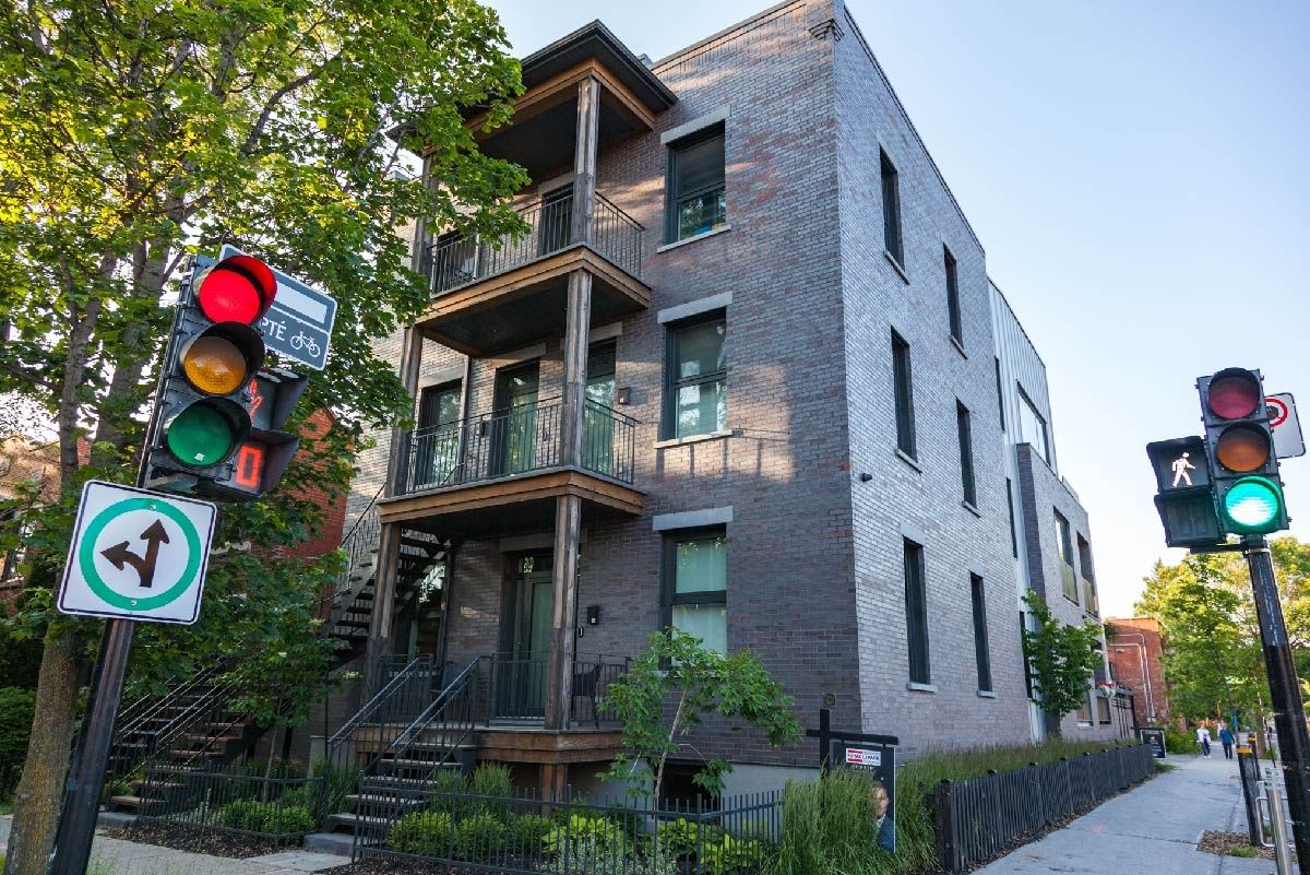 Façade avant d'un projet de Condos et logements près de Montréal/Laval/Longueuil (Grand Montréal) de Zaraté Lavigne Architectes