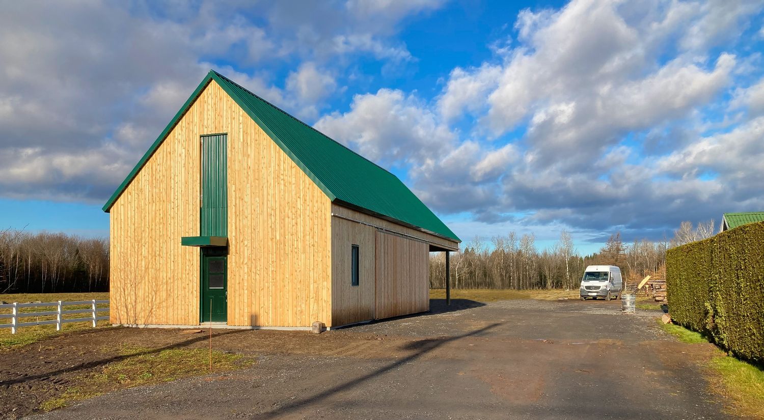Fachada frontal de un proyecto de tipo Planeación Regional y Rural cerca de Ciudad de Quebec - Lévis por Atelier abcdg