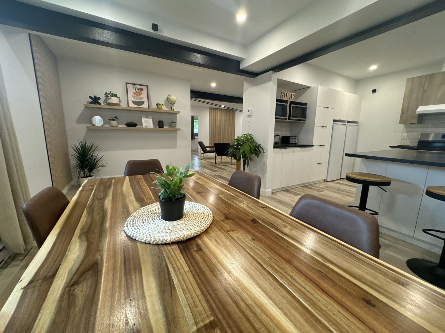 Comedor de un proyecto de tipo Edificios de departamentos y rascacielos cerca de Ciudad de Quebec - Lévis por Groupe Habitech