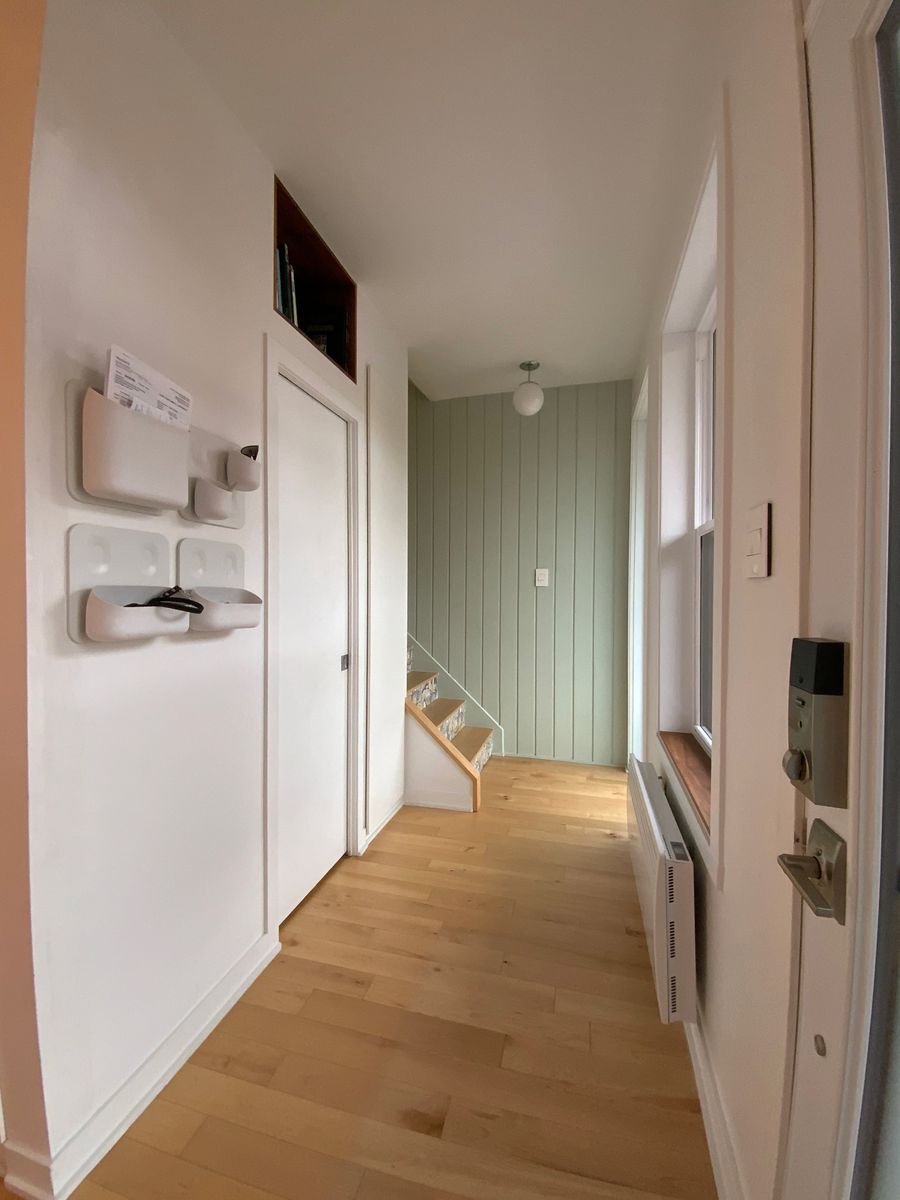 Pasillo interior de un proyecto de tipo Ampliaciones del hogar cerca de Montreal (Gran Montreal) por psb Inc.