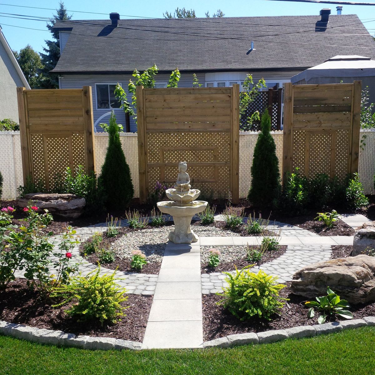Patio trasero de un proyecto de tipo Caminos de jardín cerca de Montreal (Gran Montreal) por Courchesne Architecte Paysagiste