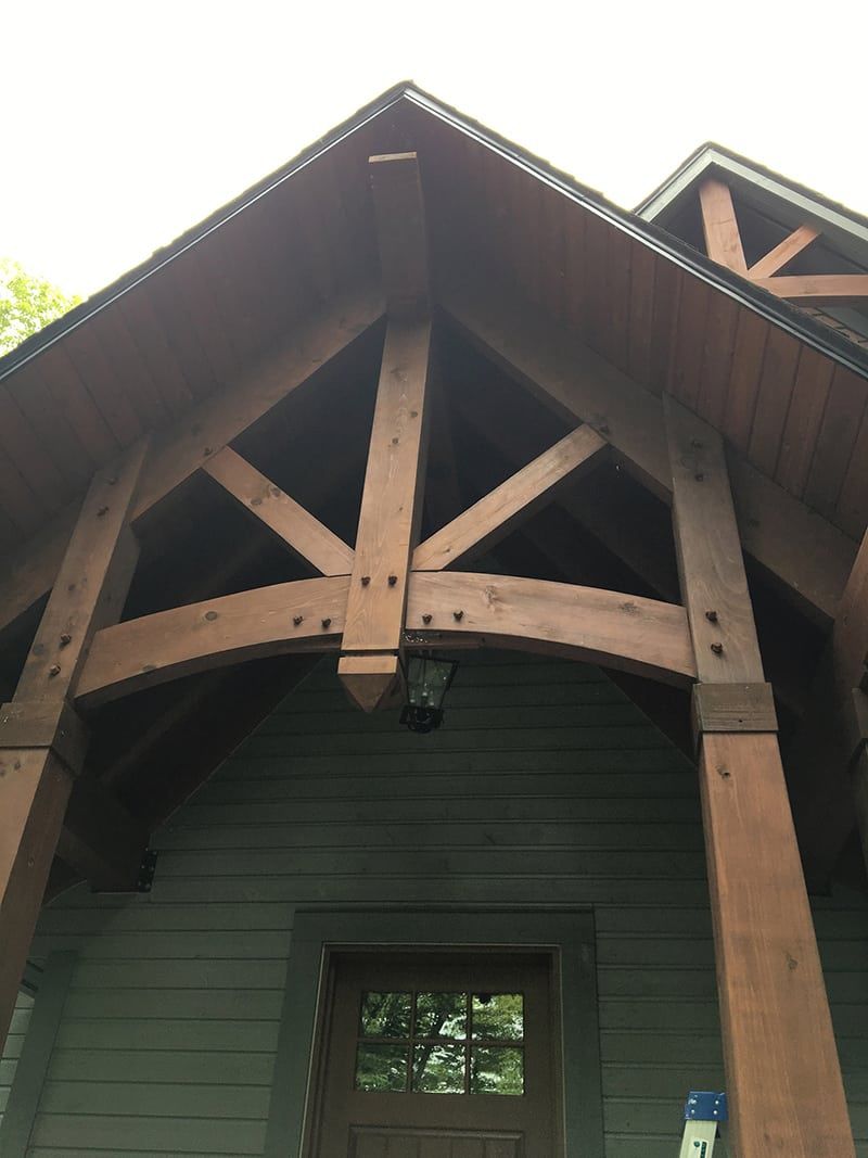 Pórtico y entrada de un proyecto de tipo Armazones de madera maciza cerca de Sherbrooke (Estrie) por Noble Élément Structure