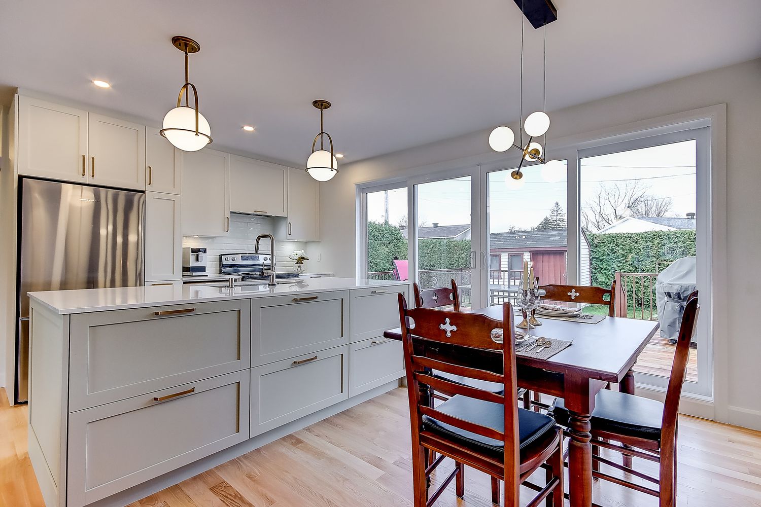 Comedor de un proyecto de tipo Viviendas unifamiliares cerca de Saint-Jean-sur-Richelieu (Montérégie) por Mandrée Design