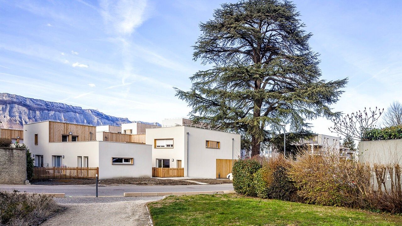 Cour arrière d'un projet de Bâtiments multi-résidentiels et tours d'habitations près de Isère (38) de RODA Architectes