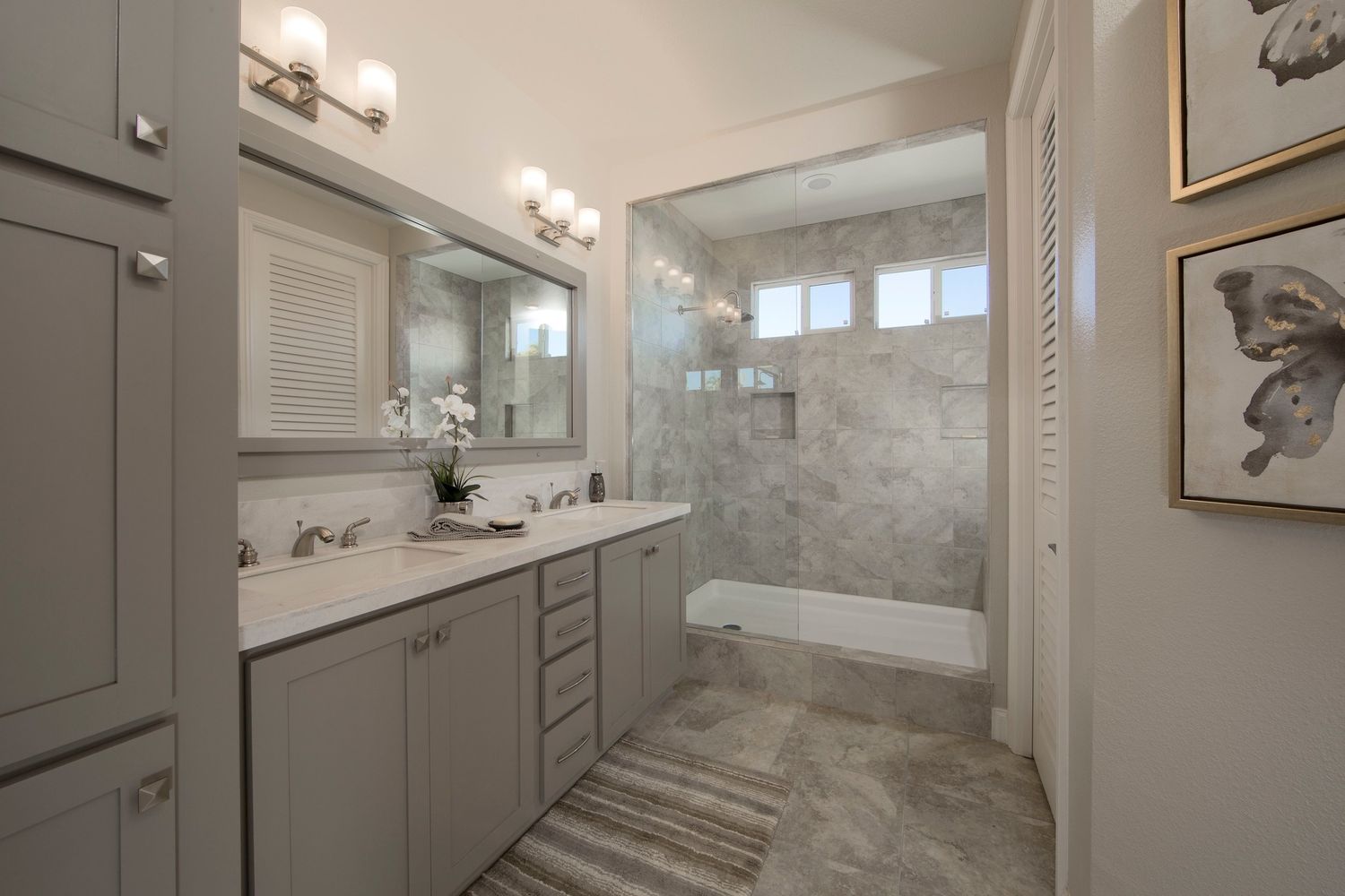 Baño completo de un proyecto de tipo Casas Prefabricadas y modulares cerca de Fresno - Madera - Hanford por Venust Homes