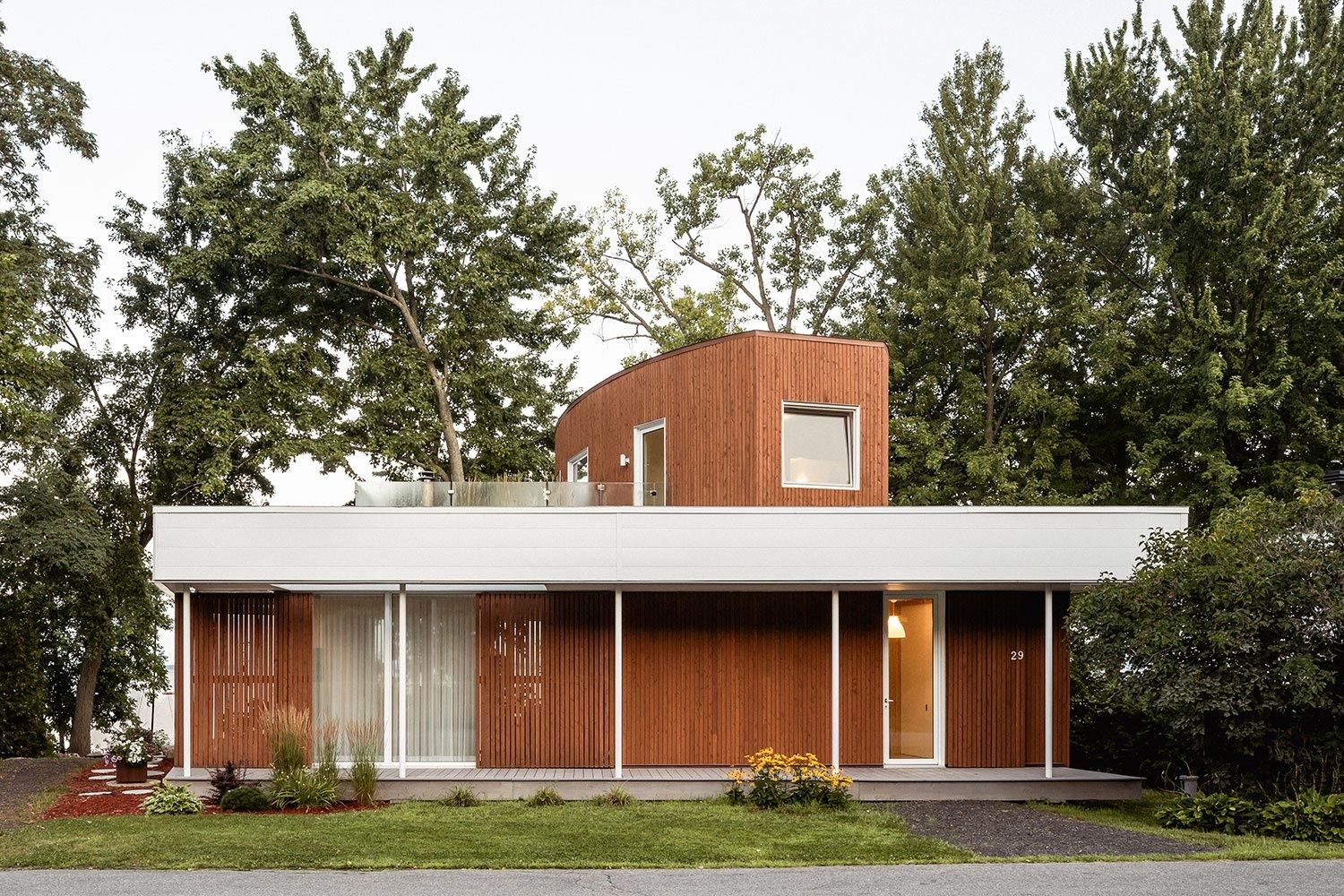 Fachada frontal de un proyecto de tipo Viviendas unifamiliares cerca de Montreal (Gran Montreal) por Paul Bernier Architecte