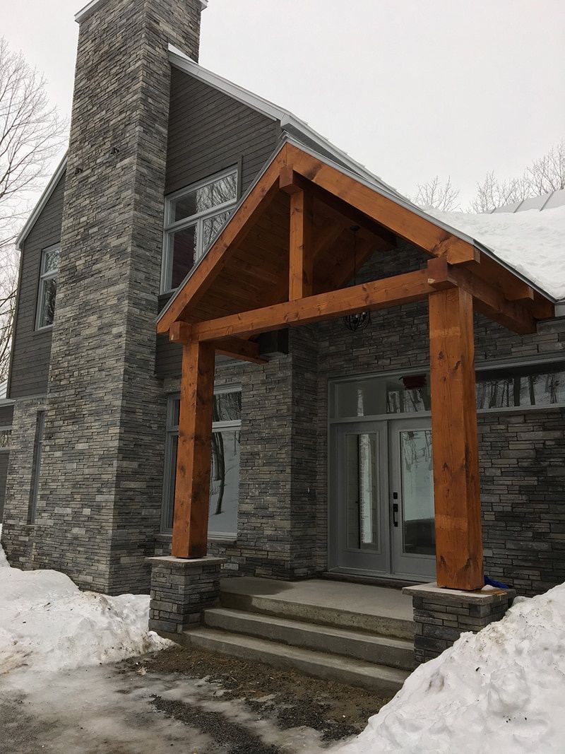 Porch from a Solid wood frames project near Sherbrooke (Estrie) by Noble Élément Structure