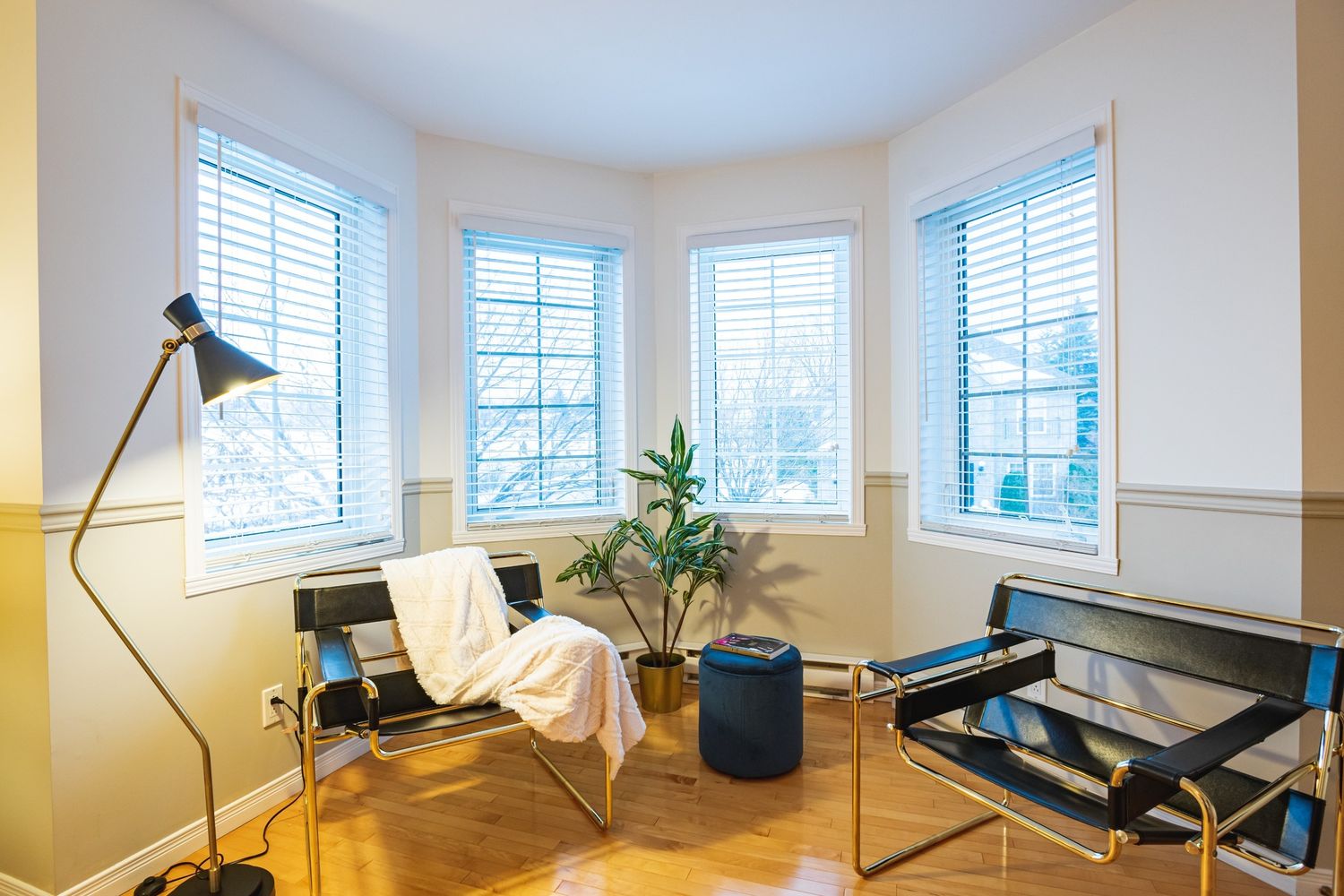 Salon d'un projet de Home staging près de Québec/Lévis (Ville de Québec) de Sara Abonce-Courtier Immobilier Résidentiel et Commercial