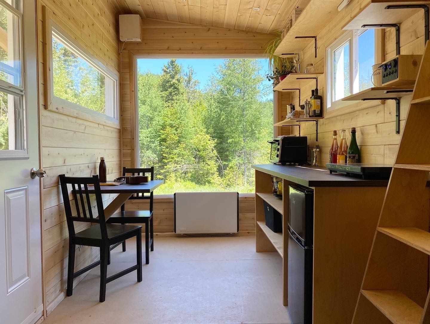Cocina de un proyecto de tipo Mini casas cerca de Gaspésie - Îles-de-la-Madeleine por CAMM Construction