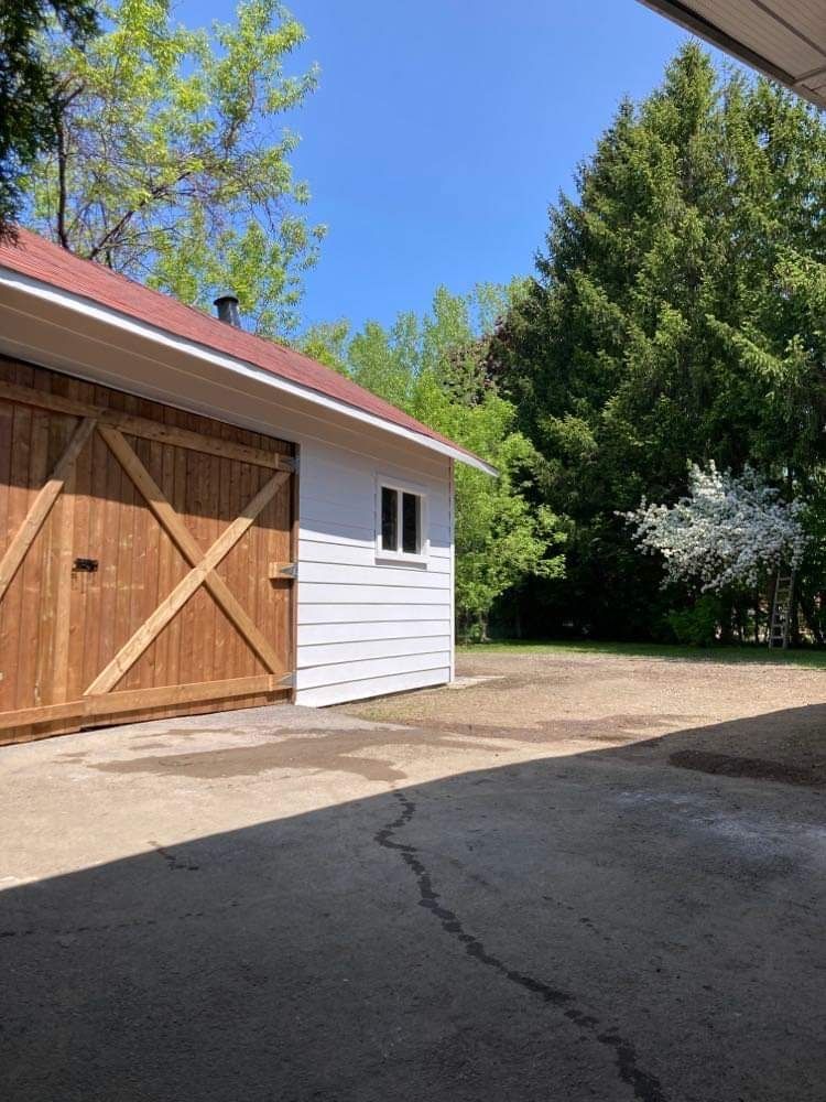 Garage & Shed from a Recovered materials project near Saint-Jerome (Laurentides) by L.Écono Écolo