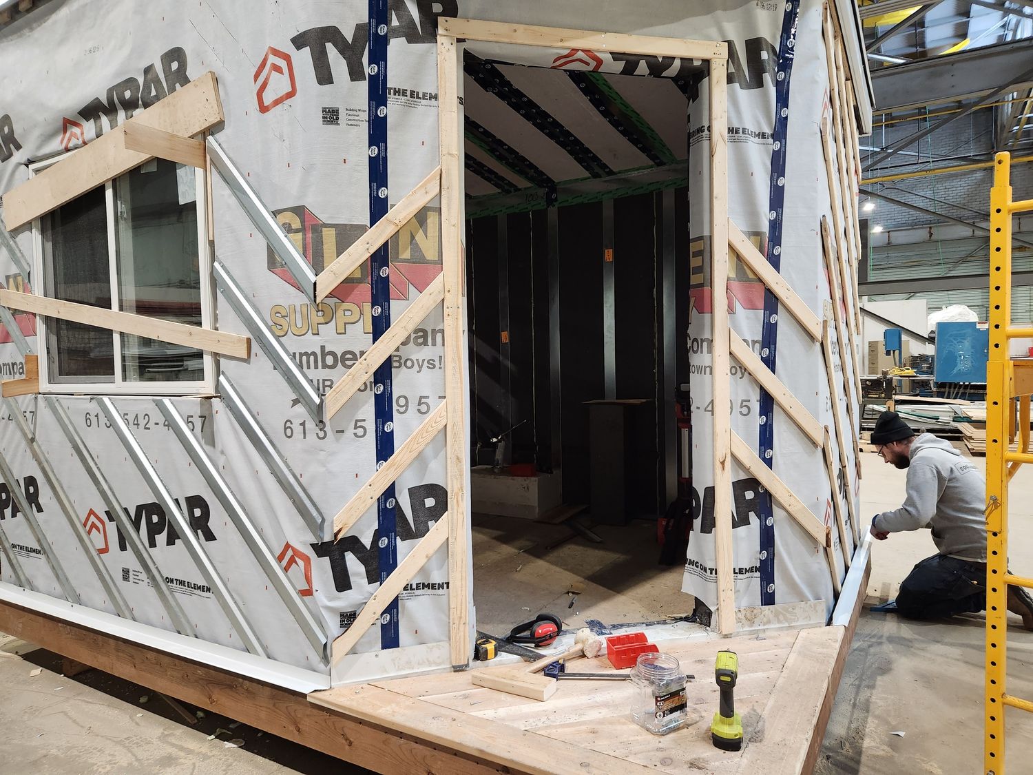 Construcción de exteriores de casas de un proyecto de tipo Casas Prefabricadas y modulares cerca de Kingston por Feris BuildTech