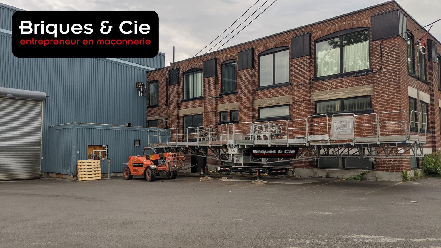 Fachada frontal de un proyecto de tipo Edificios de departamentos y rascacielos cerca de Montreal (Gran Montreal) por Briques et Cie maçonnerie