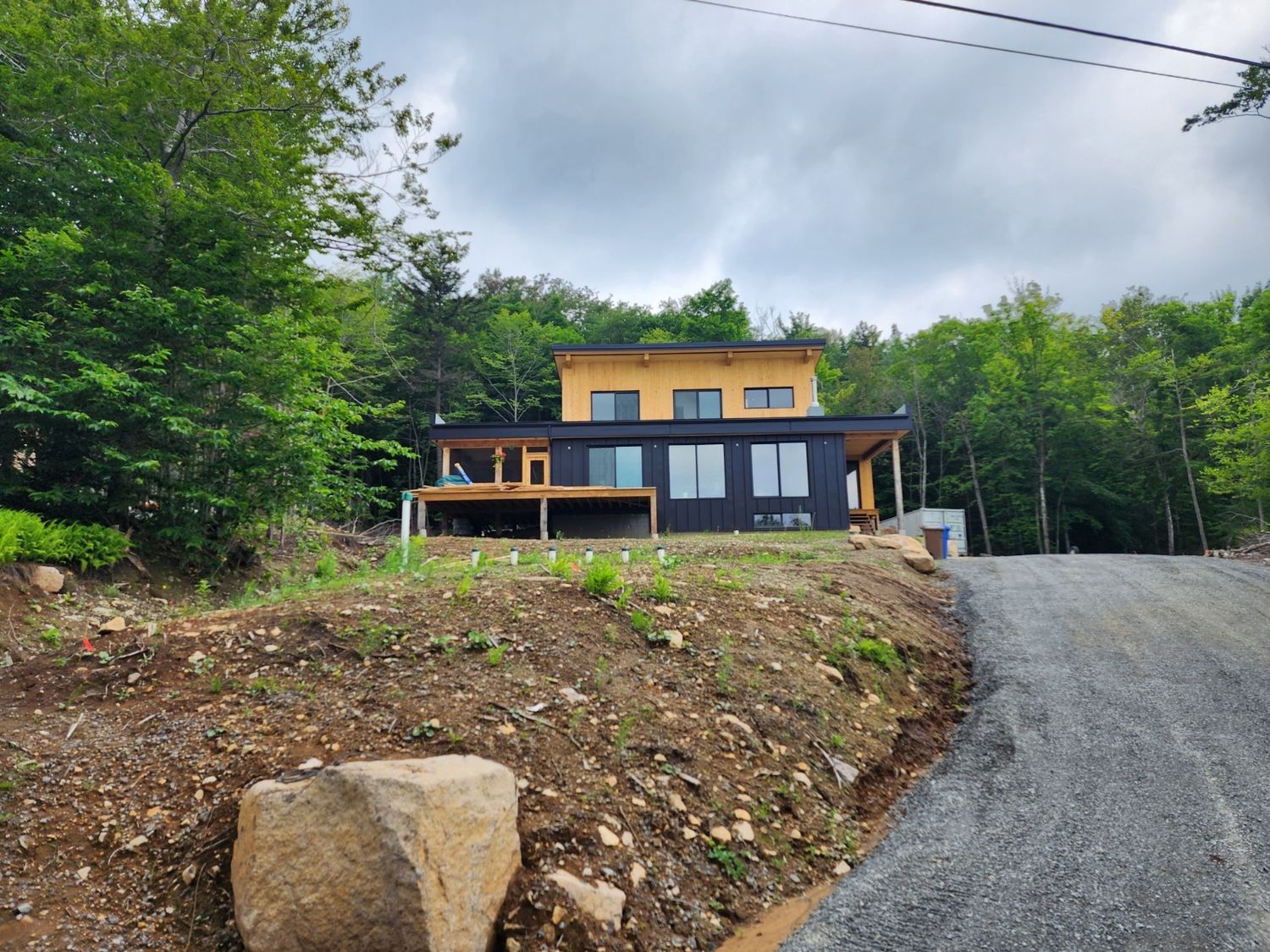 Fachada frontal de un proyecto de tipo Viviendas unifamiliares cerca de Montreal (Gran Montreal) por Toundra construction