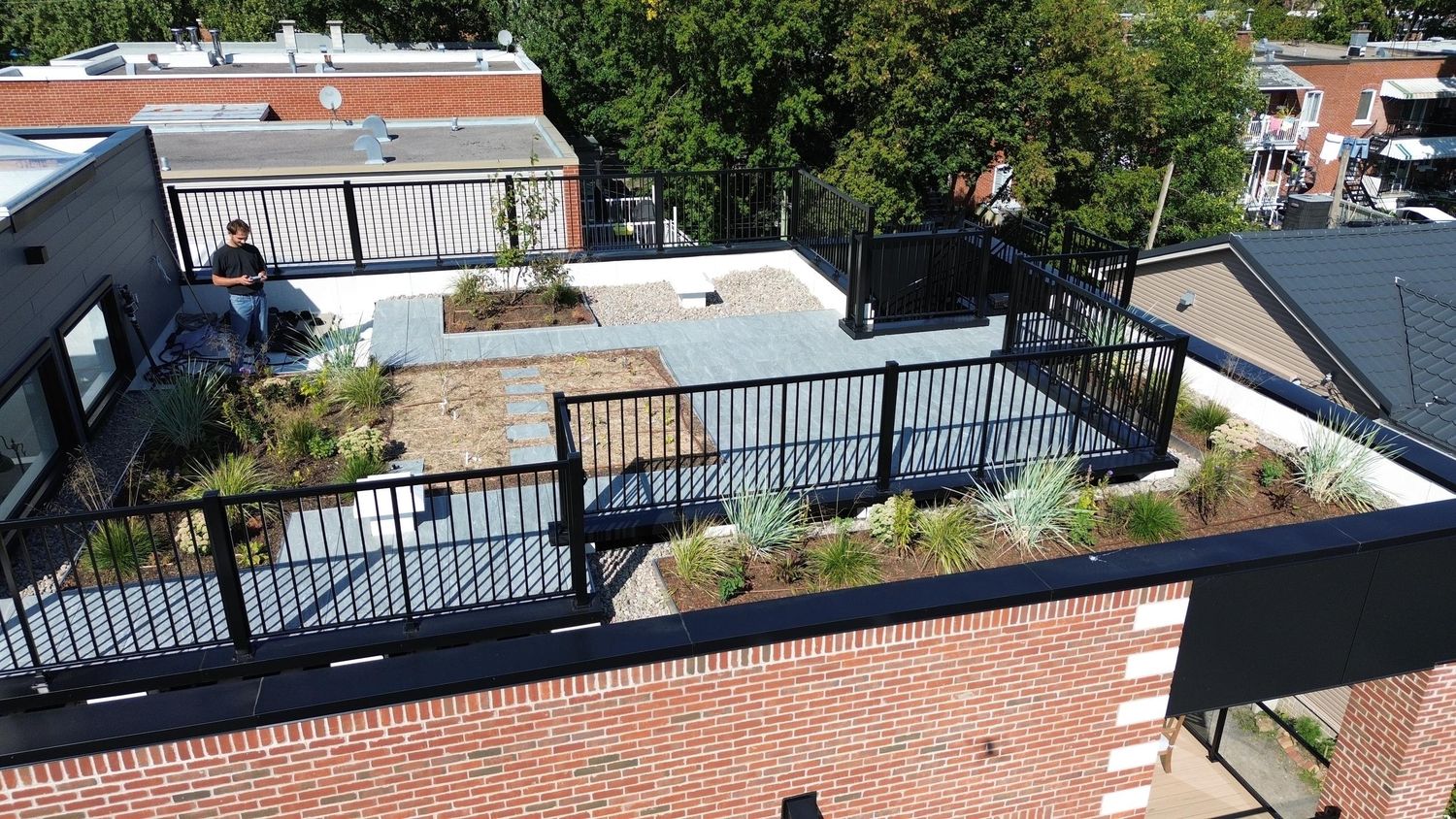Toit terrasse d'un projet de Toitures végétalisées près de Montréal/Laval/Longueuil (Grand Montréal) de La Ligne Verte : Toit vert inc.