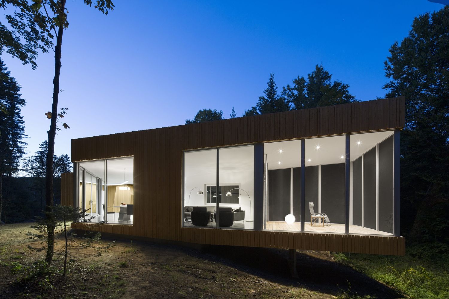Fachada frontal de un proyecto de tipo Viviendas unifamiliares cerca de Montreal (Gran Montreal) por Paul Bernier Architecte