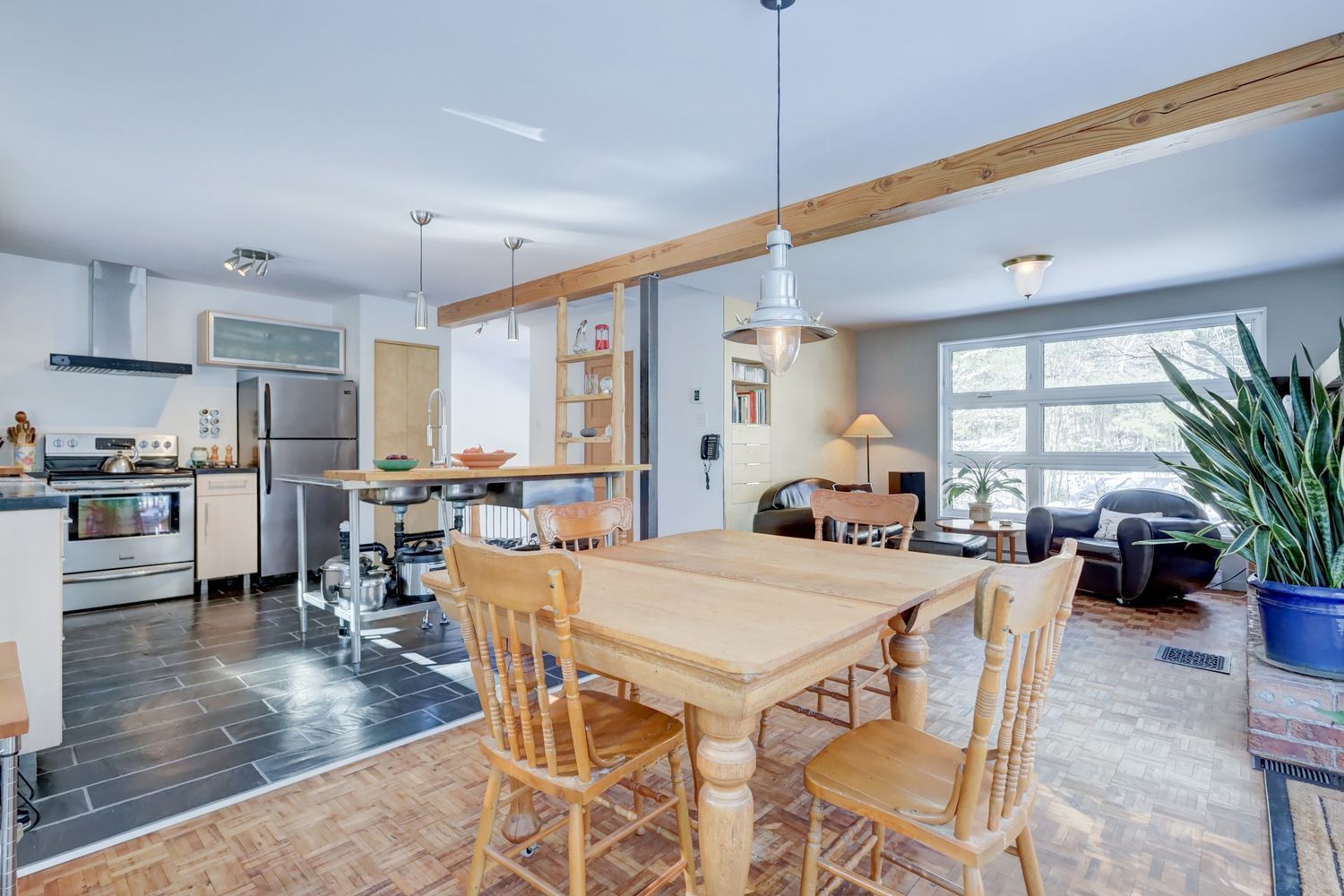 Salle à manger d'un projet de Maisons unifamiliales près de Sherbrooke (Estrie) de Claire Derome • courtière en immobilier résidentiel