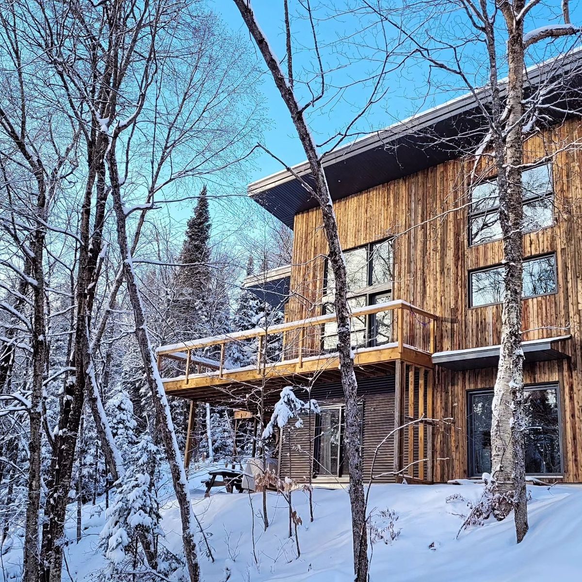 Construcción de exteriores de casas de un proyecto de tipo Viviendas unifamiliares cerca de Saint-Jérôme (Laurentides) por AG3 Architecture + Écoconstruction