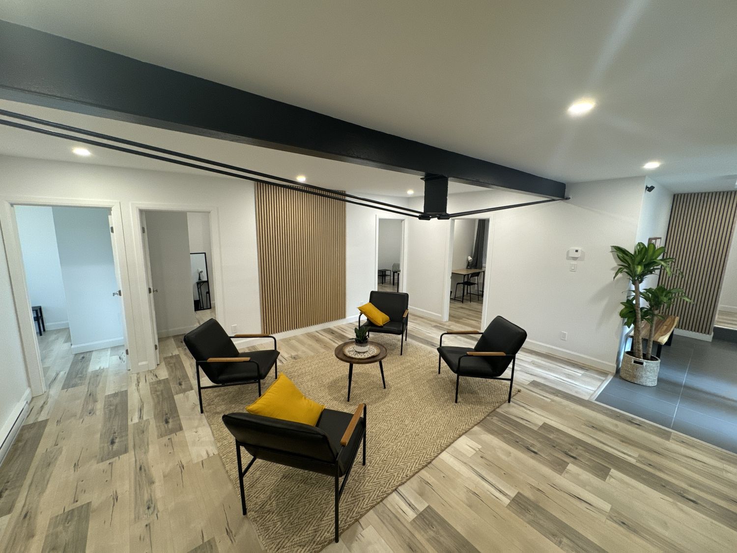 Salon d'un projet de Bâtiments multi-résidentiels et tours d'habitations près de Québec/Lévis (Ville de Québec) de Groupe Habitech