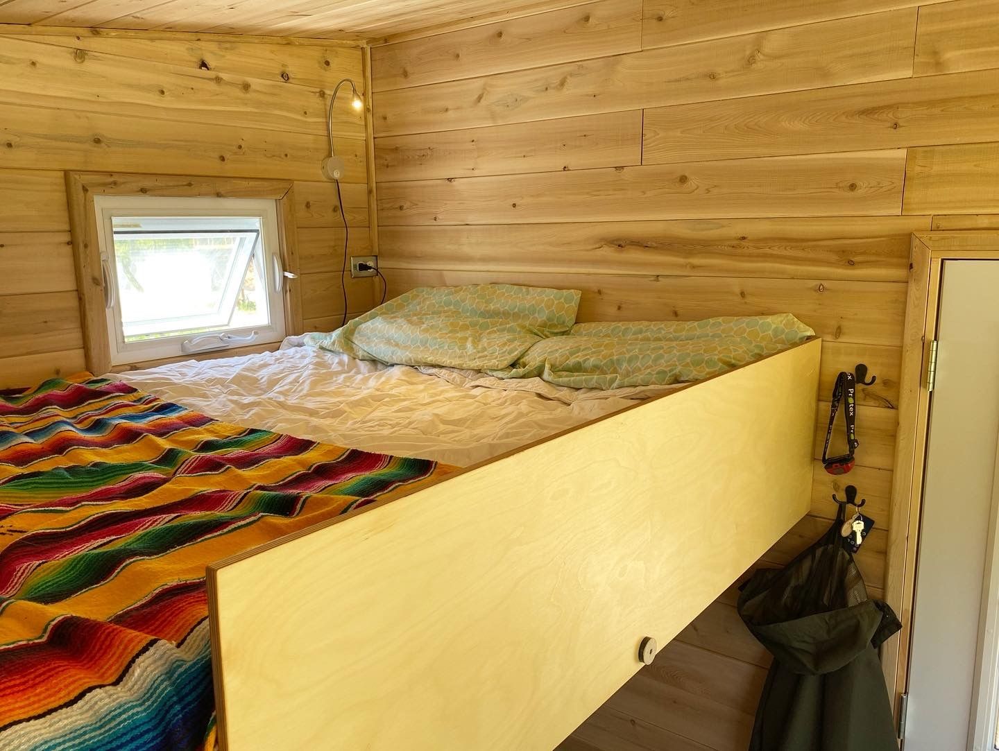 Dormitorio de un proyecto de tipo Mini casas cerca de Gaspésie - Îles-de-la-Madeleine por CAMM Construction